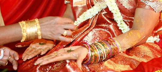 Verrückte Hochzeitsbräuche-indischer Hochzeitsmarathon